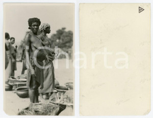 1950 ca CONGO BELGA Donne indigene al mercato *Foto 9x14 cm (1)  Fotografia originale d'epoca.  POOR/danneggiato piegature marginali e piccola mancanza angolare FORMATO: 9x14 cm originale e autentica 1