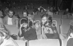 1974 VENEZIA Mostra musica leggera Marcella BELLA alle prove NEGATIVO ORIG. 2 Negativo originale in bianco e nero su pellicola.  E' SEVERAMENTE VIETATA LA RIPRODUZIONE.TUTTI I DIRITTI SONO RISERVATI.ICharta mette in vendita, sul negozio eBay e in esclusiva sul sito "icharta" il proprio archivio composto da numerose diapositive e negativi fotografici d'epoca, tutti originali e autentici.Si tratta di uno sguardo inedito sull'attualità, la politica, la vita quotidiana, il gossip e la cultura, che fotografa il cambiamento della nazione (e non solo) tra il 1890 ed il 1990 circa. Un'occasione unica per il mercato del collezionismo, che vede finalmente disponibile un archivio eccezionale per vastità, tematiche e condizioni, in un settore (il negativo fotografico e la diapositiva) di assoluta novità e dalle interessanti prospettive di investimento. CONDIZIONI:FAIR/discretoFORMATO: 35mm originale e autentica 1