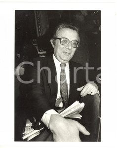 1985 ca MILANO Ritratto di Luigi VENEGONI - Fotografia 20x25 cm (2) Fotografia d'epoca. CONDIZIONI: GFORMATO: 20x25 cm     originale e autentica 1