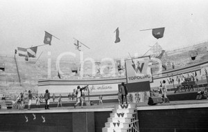 1970 ca VERONA all'Arena il Circo Topolino sbandieratori NEGATIVO ORIGINALE 6 Negativo originale in bianco e nero su pellicola.  E' SEVERAMENTE VIETATA LA RIPRODUZIONE.TUTTI I DIRITTI SONO RISERVATI.ICharta mette in vendita, sul negozio eBay e in esclusiva sul sito "icharta" il proprio archivio composto da numerose diapositive e negativi fotografici d'epoca, tutti originali e autentici.Si tratta di uno sguardo inedito sull'attualità, la politica, la vita quotidiana, il gossip e la cultura, che fotografa il cambiamento della nazione (e non solo) tra il 1890 ed il 1990 circa. Un'occasione unica per il mercato del collezionismo, che vede finalmente disponibile un archivio eccezionale per vastità, tematiche e condizioni, in un settore (il negativo fotografico e la diapositiva) di assoluta novità e dalle interessanti prospettive di investimento. CONDIZIONI:FAIR/discretoFORMATO: 35mm originale e autentica 1