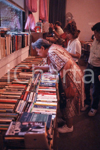 Fotografia d epoca originale 1980 LEE BALTERMAN Used book market in CHICAGO 35mm vintage slide 2 1