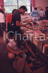 1980 LEE BALTERMAN Used book market in CHICAGO *35mm vintage slide 3 LEE BALTERMAN original slideDiapositiva originale, in formato 35 mm.Per i diritti rivolgersi a ICharta.ICharta mette in vendita, sul negozio eBay e in esclusiva sul sito "icharta" il proprio archivio composto da numerose diapositive e negativi fotografici d'epoca, tutti originali e autentici.Si tratta di uno sguardo inedito sull'attualità, la politica, la vita quotidiana, il gossip e la cultura, che fotografa il cambiamento della nazione (e non solo) tra il 1890 ed il 1990 circa. Un'occasione unica per il mercato del collezionismo, che vede finalmente disponibile un archivio eccezionale per vastità, tematiche e condizioni, in un settore (il negativo fotografico e la diapositiva) di assoluta novità e dalle interessanti prospettive di investimento.  FAIR/discreto Lievissima piegatura al cartoncino di contenimeto della pellicola FORMATO: 35mm originale e autentica 1