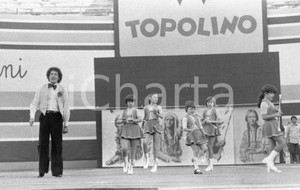 1970 ca Arena VERONA Circo Topolino Jocelyn HATTAB in scena NEGATIVO ORIGINALE 3 Negativo originale in bianco e nero su pellicola.  E' SEVERAMENTE VIETATA LA RIPRODUZIONE.TUTTI I DIRITTI SONO RISERVATI.ICharta mette in vendita, sul negozio eBay e in esclusiva sul sito "icharta" il proprio archivio composto da numerose diapositive e negativi fotografici d'epoca, tutti originali e autentici.Si tratta di uno sguardo inedito sull'attualità, la politica, la vita quotidiana, il gossip e la cultura, che fotografa il cambiamento della nazione (e non solo) tra il 1890 ed il 1990 circa. Un'occasione unica per il mercato del collezionismo, che vede finalmente disponibile un archivio eccezionale per vastità, tematiche e condizioni, in un settore (il negativo fotografico e la diapositiva) di assoluta novità e dalle interessanti prospettive di investimento. CONDIZIONI:FAIR/discretoFORMATO: 35mm originale e autentica 1