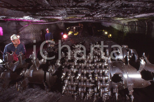 1980 LEE BALTERMAN Underground workers in Chicago *35mm vintage slide LEE BALTERMAN original slideDiapositiva originale, in formato 35 mm.Per i diritti rivolgersi a ICharta.ICharta mette in vendita, sul negozio eBay e in esclusiva sul sito "icharta" il proprio archivio composto da numerose diapositive e negativi fotografici d'epoca, tutti originali e autentici.Si tratta di uno sguardo inedito sull'attualità, la politica, la vita quotidiana, il gossip e la cultura, che fotografa il cambiamento della nazione (e non solo) tra il 1890 ed il 1990 circa. Un'occasione unica per il mercato del collezionismo, che vede finalmente disponibile un archivio eccezionale per vastità, tematiche e condizioni, in un settore (il negativo fotografico e la diapositiva) di assoluta novità e dalle interessanti prospettive di investimento.  FAIR/discreto  FORMATO: 35mm originale e autentica 1