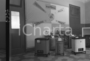 1953 BRESCIA Mostra Metano apparecchi Franchini NEGATIVO ORIGINALE 2 Negativo originale in bianco e nero su pellicola.  E' SEVERAMENTE VIETATA LA RIPRODUZIONE.TUTTI I DIRITTI SONO RISERVATI.ICharta mette in vendita, sul negozio eBay e in esclusiva sul sito "icharta" il proprio archivio composto da numerose diapositive e negativi fotografici d'epoca, tutti originali e autentici.Si tratta di uno sguardo inedito sull'attualità, la politica, la vita quotidiana, il gossip e la cultura, che fotografa il cambiamento della nazione (e non solo) tra il 1890 ed il 1990 circa. Un'occasione unica per il mercato del collezionismo, che vede finalmente disponibile un archivio eccezionale per vastità, tematiche e condizioni, in un settore (il negativo fotografico e la diapositiva) di assoluta novità e dalle interessanti prospettive di investimento. CONDIZIONI:FAIR/discretoFORMATO: cm 9 x 6 originale e autentica 1