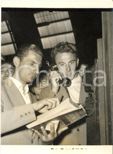 1954 CICLISMO MILANO Partenza Pasquale FORNARA Agostino COLETTO per i mondiali Fotografia d'epoca con didascalia coeva al verso. CONDIZIONI: FAIR (sovraimpressione al lato sinistro; graffi e lieve alone)FORMATO: 13x18 cm      originale e autentica 1