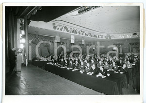 1955 ca MILANO Convegno LOCATELLI per il lancio di un nuovo formaggino *Foto Fotografia d'epoca con didascalia coeva al verso. CONDIZIONI: GFORMATO: 18x13 cm      originale e autentica 1