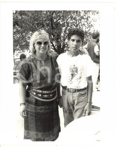1987 VENEZIA - CINEMA Santo POLIMENO con la madre Gisella - Foto (2) Fotografia d'agenzia, scattata in occasione della prima del film"Un ragazzo di Calabria". CONDIZIONI: GFORMATO: 20x25 cm     originale e autentica 1