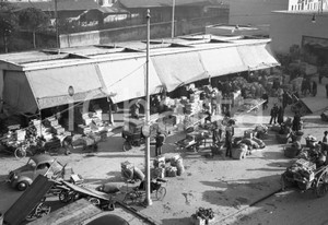 1950 BRESCIA Scene dal mercato ingrosso ortofrutticolo NEGATIVO ORIGINALE 14 Negativo originale in bianco e nero su pellicola.  E' SEVERAMENTE VIETATA LA RIPRODUZIONE.TUTTI I DIRITTI SONO RISERVATI.ICharta mette in vendita, sul negozio eBay e in esclusiva sul sito "icharta" il proprio archivio composto da numerose diapositive e negativi fotografici d'epoca, tutti originali e autentici.Si tratta di uno sguardo inedito sull'attualità, la politica, la vita quotidiana, il gossip e la cultura, che fotografa il cambiamento della nazione (e non solo) tra il 1890 ed il 1990 circa. Un'occasione unica per il mercato del collezionismo, che vede finalmente disponibile un archivio eccezionale per vastità, tematiche e condizioni, in un settore (il negativo fotografico e la diapositiva) di assoluta novità e dalle interessanti prospettive di investimento. CONDIZIONI:FAIR/discretoFORMATO: cm 9 x 6 originale e autentica 1