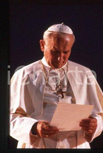 35mm vintage slide* 1986 LYON - FRANCE Giovanni Paolo II (13)  Diapositiva d'epoca, in formato 35 mm.CONDIZIONI: GOODE' severamente vietata la riproduzione. Tutti i diritti sono riservati.Nella diapositiva ICharta mette in vendita, sul negozio eBay e in esclusiva sul sito "icharta" il proprio archivio composto da numerose diapositive e negativi fotografici d'epoca, tutti originali e autentici, che attraversano la storia del costume italiano tra gli la fine degli anni Sessanta e Novanta.Si tratta di uno sguardo inedito sull'attualit&agrave;, la politica, la vita quotidiana, il gossip e la cultura, che fotografa il cambiamento della nazione in quest'ultimo scorcio del XX secolo. Un'occasione unica per il mercato del collezionismo, che vede finalmente disponibile un archivio eccezionale per vastit&agrave;, tematiche e condizioni, in un settore (il negativo fotografico e la diapositiva) di assoluta novit&agrave; e dalle interessanti prospettive di investimento.   FAIR/discreto   originale e autentica 1