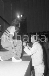 1974 VENEZIA Mostra musica leggera Caterina CASELLI alle prove NEGATIVO ORIG. 3 Negativo originale in bianco e nero su pellicola.  E' SEVERAMENTE VIETATA LA RIPRODUZIONE.TUTTI I DIRITTI SONO RISERVATI.ICharta mette in vendita, sul negozio eBay e in esclusiva sul sito "icharta" il proprio archivio composto da numerose diapositive e negativi fotografici d'epoca, tutti originali e autentici.Si tratta di uno sguardo inedito sull'attualità, la politica, la vita quotidiana, il gossip e la cultura, che fotografa il cambiamento della nazione (e non solo) tra il 1890 ed il 1990 circa. Un'occasione unica per il mercato del collezionismo, che vede finalmente disponibile un archivio eccezionale per vastità, tematiche e condizioni, in un settore (il negativo fotografico e la diapositiva) di assoluta novità e dalle interessanti prospettive di investimento. CONDIZIONI:FAIR/discretoFORMATO: 35mm originale e autentica 1