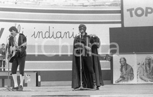 1970 ca Arena VERONA Circo Topolino Zorro e Bernardo NEGATIVO ORIGINALE 2 Negativo originale in bianco e nero su pellicola.  E' SEVERAMENTE VIETATA LA RIPRODUZIONE.TUTTI I DIRITTI SONO RISERVATI.ICharta mette in vendita, sul negozio eBay e in esclusiva sul sito "icharta" il proprio archivio composto da numerose diapositive e negativi fotografici d'epoca, tutti originali e autentici.Si tratta di uno sguardo inedito sull'attualità, la politica, la vita quotidiana, il gossip e la cultura, che fotografa il cambiamento della nazione (e non solo) tra il 1890 ed il 1990 circa. Un'occasione unica per il mercato del collezionismo, che vede finalmente disponibile un archivio eccezionale per vastità, tematiche e condizioni, in un settore (il negativo fotografico e la diapositiva) di assoluta novità e dalle interessanti prospettive di investimento. CONDIZIONI:FAIR/discretoFORMATO: 35mm originale e autentica 1