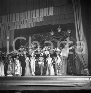 1953 BRESCIA Nino TARANTO e TOTÒ (?) al Teatro Odeon NEGATIVO ORIGINALE 1 Novembre 1953 – Teatro Cine OdeonSul palco va in scena la compagnia di varietà di Nino Taranto, protagonista di uno spettacolo atteso dal pubblico. Nel negativo in vendita, la figura di Taranto pare riconoscibile in piedi sulla destra con un ombrellino. Al centro del palco, di spalle, appare una sagoma che richiama incredibilmente Totò. Tuttavia, non risultano riferimenti ufficiali a un'esibizione del Principe della Risata a Brescia in quell’anno. Un dettaglio che rende l'immagine ancora più affascinante e misteriosa.Negativo originale in bianco e nero su pellicola.  E' SEVERAMENTE VIETATA LA RIPRODUZIONE.TUTTI I DIRITTI SONO RISERVATI.ICharta mette in vendita, sul negozio eBay e in esclusiva sul sito "icharta" il proprio archivio composto da numerose diapositive e negativi fotografici d'epoca, tutti originali e autentici.Si tratta di uno sguardo inedito sull'attualità, la politica, la vita quotidiana, il gossip e la cultura, che fotografa il cambiamento della nazione (e non solo) tra il 1890 ed il 1990 circa. Un'occasione unica per il mercato del collezionismo, che vede finalmente disponibile un archivio eccezionale per vastità, tematiche e condizioni, in un settore (il negativo fotografico e la diapositiva) di assoluta novità e dalle interessanti prospettive di investimento. CONDIZIONI:FAIR/discretoFORMATO: cm 6 x 6 originale e autentica 1