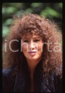 35mm vintage slide* 1990 ca CINEMA Luisa KULIOK Actress (43)  Diapositiva d'epoca, in formato 35 mm.CONDIZIONI: GOODE' severamente vietata la riproduzione. Tutti i diritti sono riservati.Nella diapositiva ICharta mette in vendita, sul negozio eBay e in esclusiva sul sito "icharta" il proprio archivio composto da numerose diapositive e negativi fotografici d'epoca, tutti originali e autentici, che attraversano la storia del costume italiano tra gli la fine degli anni Sessanta e Novanta.Si tratta di uno sguardo inedito sull'attualit&agrave;, la politica, la vita quotidiana, il gossip e la cultura, che fotografa il cambiamento della nazione in quest'ultimo scorcio del XX secolo. Un'occasione unica per il mercato del collezionismo, che vede finalmente disponibile un archivio eccezionale per vastit&agrave;, tematiche e condizioni, in un settore (il negativo fotografico e la diapositiva) di assoluta novit&agrave; e dalle interessanti prospettive di investimento.   GOOD/buono   originale e autentica 1