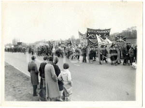 1962 ALDEMARSTON MARCH - CND supporters marching from READING to SLOUGH ^Photo  Fotografia d'epoca con didascalia coeva al verso.   CONDIZIONI: FAIR FORMATO: 20x15 cm      originale e autentica 1