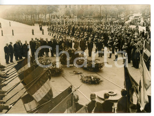 1957 PARIS Giornata della Vittoria - René COTY - Omaggio al Milite Ignoto Fotografia d'epoca con didascalia coeva.  CONDIZIONI: FAIR (lieve alone diffuso) FORMATO: 18x13 cm      originale e autentica 1