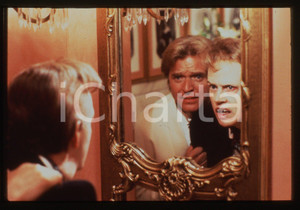 35mm vintage slide* 1991 DELIRIOUS Dylan BAKER in una scena (1)   Diapositiva d'epoca, in formato 35 mm. CONDIZIONI: GOODE' severamente vietata la riproduzione. Tutti i diritti sono riservati.Nella diapositiva ICharta mette in vendita, sul negozio eBay e in esclusiva sul sito "icharta" il proprio archivio composto da numerose diapositive e negativi fotografici d'epoca, tutti originali e autentici, che attraversano la storia del costume italiano tra gli la fine degli anni Sessanta e Novanta.Si tratta di uno sguardo inedito sull'attualit&agrave;, la politica, la vita quotidiana, il gossip e la cultura, che fotografa il cambiamento della nazione in quest'ultimo scorcio del XX secolo. Un'occasione unica per il mercato del collezionismo, che vede finalmente disponibile un archivio eccezionale per vastit&agrave;, tematiche e condizioni, in un settore (il negativo fotografico e la diapositiva) di assoluta novit&agrave; e dalle interessanti prospettive di investimento.     originale e autentica 1