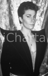 1981 Giuni RUSSO photo shoot per lp "Energie" NEGATIVO ORIGINALE 9 Negativo originale in bianco e nero su pellicola.  E' SEVERAMENTE VIETATA LA RIPRODUZIONE.TUTTI I DIRITTI SONO RISERVATI.ICharta mette in vendita, sul negozio eBay e in esclusiva sul sito "icharta" il proprio archivio composto da numerose diapositive e negativi fotografici d'epoca, tutti originali e autentici.Si tratta di uno sguardo inedito sull'attualità, la politica, la vita quotidiana, il gossip e la cultura, che fotografa il cambiamento della nazione (e non solo) tra il 1890 ed il 1990 circa. Un'occasione unica per il mercato del collezionismo, che vede finalmente disponibile un archivio eccezionale per vastità, tematiche e condizioni, in un settore (il negativo fotografico e la diapositiva) di assoluta novità e dalle interessanti prospettive di investimento. CONDIZIONI:FAIR/discretoFORMATO: 35mm originale e autentica 1