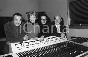 1975ca Il QUARTETTO CETRA in sala di registrazione NEGATIVO ORIGINALE 1 2 Negativo originale in bianco e nero su pellicola.  E' SEVERAMENTE VIETATA LA RIPRODUZIONE.TUTTI I DIRITTI SONO RISERVATI.ICharta mette in vendita, sul negozio eBay e in esclusiva sul sito "icharta" il proprio archivio composto da numerose diapositive e negativi fotografici d'epoca, tutti originali e autentici.Si tratta di uno sguardo inedito sull'attualità, la politica, la vita quotidiana, il gossip e la cultura, che fotografa il cambiamento della nazione (e non solo) tra il 1890 ed il 1990 circa. Un'occasione unica per il mercato del collezionismo, che vede finalmente disponibile un archivio eccezionale per vastità, tematiche e condizioni, in un settore (il negativo fotografico e la diapositiva) di assoluta novità e dalle interessanti prospettive di investimento. CONDIZIONI:FAIR/discretoFORMATO: 35mm originale e autentica 1