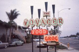 1961 THE VOYAGER FOOD GROG USA Retro tavern *35mm vintage slide Diapositiva originale, in formato 35 mm.Per i diritti rivolgersi a ICharta.ICharta mette in vendita, sul negozio eBay e in esclusiva sul sito "icharta" il proprio archivio composto da numerose diapositive e negativi fotografici d'epoca, tutti originali e autentici.Si tratta di uno sguardo inedito sull'attualità, la politica, la vita quotidiana, il gossip e la cultura, che fotografa il cambiamento della nazione (e non solo) tra il 1890 ed il 1990 circa. Un'occasione unica per il mercato del collezionismo, che vede finalmente disponibile un archivio eccezionale per vastità, tematiche e condizioni, in un settore (il negativo fotografico e la diapositiva) di assoluta novità e dalle interessanti prospettive di investimento.  FAIR/discreto Difetti come da scansione FORMATO: 35mm originale e autentica 1