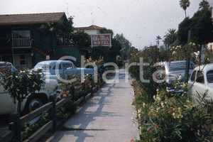 1955 ALA MAR MOTEL SANTA BARBARA Retro motel serie *35mm vintage slide Diapositiva originale, in formato 35 mm.Per i diritti rivolgersi a ICharta.ICharta mette in vendita, sul negozio eBay e in esclusiva sul sito "icharta" il proprio archivio composto da numerose diapositive e negativi fotografici d'epoca, tutti originali e autentici.Si tratta di uno sguardo inedito sull'attualità, la politica, la vita quotidiana, il gossip e la cultura, che fotografa il cambiamento della nazione (e non solo) tra il 1890 ed il 1990 circa. Un'occasione unica per il mercato del collezionismo, che vede finalmente disponibile un archivio eccezionale per vastità, tematiche e condizioni, in un settore (il negativo fotografico e la diapositiva) di assoluta novità e dalle interessanti prospettive di investimento.  FAIR/discreto Difetti come da scansione FORMATO: 35mm originale e autentica 1