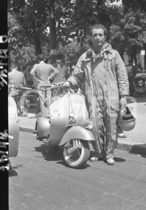 1951 BRESCIA Audax  Vespistico dei 1000 Km NEGATIVO ORIGINALE (3) Negativo originale in bianco e nero su pellicola.  E' SEVERAMENTE VIETATA LA RIPRODUZIONE.TUTTI I DIRITTI SONO RISERVATI.ICharta mette in vendita, sul negozio eBay e in esclusiva sul sito "icharta" il proprio archivio composto da numerose diapositive e negativi fotografici d'epoca, tutti originali e autentici.Si tratta di uno sguardo inedito sull'attualità, la politica, la vita quotidiana, il gossip e la cultura, che fotografa il cambiamento della nazione (e non solo) tra il 1890 ed il 1990 circa. Un'occasione unica per il mercato del collezionismo, che vede finalmente disponibile un archivio eccezionale per vastità, tematiche e condizioni, in un settore (il negativo fotografico e la diapositiva) di assoluta novità e dalle interessanti prospettive di investimento. CONDIZIONI:FAIR/discretoFORMATO: cm 6 x 4,5 originale e autentica 1