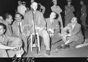 CICLISMO 1952 in notturna al Rigamonti Brescia il cronista NEGATIVO ORIG. 9 Sulla sinistra il sindaco Bruno BoniNegativo originale in bianco e nero su pellicola.  E' SEVERAMENTE VIETATA LA RIPRODUZIONE.TUTTI I DIRITTI SONO RISERVATI.ICharta mette in vendita, sul negozio eBay e in esclusiva sul sito "icharta" il proprio archivio composto da numerose diapositive e negativi fotografici d'epoca, tutti originali e autentici.Si tratta di uno sguardo inedito sull'attualità, la politica, la vita quotidiana, il gossip e la cultura, che fotografa il cambiamento della nazione (e non solo) tra il 1890 ed il 1990 circa. Un'occasione unica per il mercato del collezionismo, che vede finalmente disponibile un archivio eccezionale per vastità, tematiche e condizioni, in un settore (il negativo fotografico e la diapositiva) di assoluta novità e dalle interessanti prospettive di investimento. CONDIZIONI:FAIR/discretoFORMATO: cm 6 x 4,5 originale e autentica 1