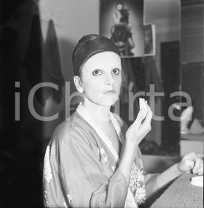 1974 MILANO Milva al trucco L'Opera da tre soldi al Lirico NEGATIVO ORIGINALE 2 Negativo originale in bianco e nero su pellicola.  E' SEVERAMENTE VIETATA LA RIPRODUZIONE.TUTTI I DIRITTI SONO RISERVATI.ICharta mette in vendita, sul negozio eBay e in esclusiva sul sito "icharta" il proprio archivio composto da numerose diapositive e negativi fotografici d'epoca, tutti originali e autentici.Si tratta di uno sguardo inedito sull'attualità, la politica, la vita quotidiana, il gossip e la cultura, che fotografa il cambiamento della nazione (e non solo) tra il 1890 ed il 1990 circa. Un'occasione unica per il mercato del collezionismo, che vede finalmente disponibile un archivio eccezionale per vastità, tematiche e condizioni, in un settore (il negativo fotografico e la diapositiva) di assoluta novità e dalle interessanti prospettive di investimento. CONDIZIONI:FAIR/discretoFORMATO: cm 6 x 6 originale e autentica 1