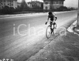 1948 CICLISMO BRESCIA Gino FILIPPINI in allenamento  NEGATIVO ORIGINALE 1 Negativo originale in bianco e nero su pellicola.  E' SEVERAMENTE VIETATA LA RIPRODUZIONE.TUTTI I DIRITTI SONO RISERVATI.ICharta mette in vendita, sul negozio eBay e in esclusiva sul sito "icharta" il proprio archivio composto da numerose diapositive e negativi fotografici d'epoca, tutti originali e autentici.Si tratta di uno sguardo inedito sull'attualità, la politica, la vita quotidiana, il gossip e la cultura, che fotografa il cambiamento della nazione (e non solo) tra il 1890 ed il 1990 circa. Un'occasione unica per il mercato del collezionismo, che vede finalmente disponibile un archivio eccezionale per vastità, tematiche e condizioni, in un settore (il negativo fotografico e la diapositiva) di assoluta novità e dalle interessanti prospettive di investimento. CONDIZIONI:FAIR/discreto Sfocato all'origineFORMATO: cm 6 x 4,5 originale e autentica 1