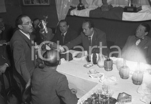 1948 BRESCIA Riunione Presidenti Società ciclistiche NEGATIVO ORIGINALE 2 Riconoscibile nell'immagine anche il sindaco Bruno BoniNegativo originale in bianco e nero su pellicola.  E' SEVERAMENTE VIETATA LA RIPRODUZIONE.TUTTI I DIRITTI SONO RISERVATI.ICharta mette in vendita, sul negozio eBay e in esclusiva sul sito "icharta" il proprio archivio composto da numerose diapositive e negativi fotografici d'epoca, tutti originali e autentici.Si tratta di uno sguardo inedito sull'attualità, la politica, la vita quotidiana, il gossip e la cultura, che fotografa il cambiamento della nazione (e non solo) tra il 1890 ed il 1990 circa. Un'occasione unica per il mercato del collezionismo, che vede finalmente disponibile un archivio eccezionale per vastità, tematiche e condizioni, in un settore (il negativo fotografico e la diapositiva) di assoluta novità e dalle interessanti prospettive di investimento. CONDIZIONI:POOR/danneggiato Angolo sfocatoFORMATO: cm 9 x 6 originale e autentica 1