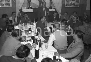 1948 BRESCIA Riunione Presidenti Società ciclistiche NEGATIVO ORIGINALE 4 Riconoscibile nell'immagine anche il sindaco Bruno BoniNegativo originale in bianco e nero su pellicola.  E' SEVERAMENTE VIETATA LA RIPRODUZIONE.TUTTI I DIRITTI SONO RISERVATI.ICharta mette in vendita, sul negozio eBay e in esclusiva sul sito "icharta" il proprio archivio composto da numerose diapositive e negativi fotografici d'epoca, tutti originali e autentici.Si tratta di uno sguardo inedito sull'attualità, la politica, la vita quotidiana, il gossip e la cultura, che fotografa il cambiamento della nazione (e non solo) tra il 1890 ed il 1990 circa. Un'occasione unica per il mercato del collezionismo, che vede finalmente disponibile un archivio eccezionale per vastità, tematiche e condizioni, in un settore (il negativo fotografico e la diapositiva) di assoluta novità e dalle interessanti prospettive di investimento. CONDIZIONI:FAIR/discretoFORMATO: cm 9 x 6 originale e autentica 1