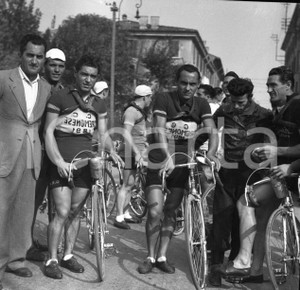 1948 BRESCIA Ciclisti a corsa ciclistica Brescia-Mantova  NEGATIVO ORIGINALE 2 Negativo originale in bianco e nero su pellicola.  E' SEVERAMENTE VIETATA LA RIPRODUZIONE.TUTTI I DIRITTI SONO RISERVATI.ICharta mette in vendita, sul negozio eBay e in esclusiva sul sito "icharta" il proprio archivio composto da numerose diapositive e negativi fotografici d'epoca, tutti originali e autentici.Si tratta di uno sguardo inedito sull'attualità, la politica, la vita quotidiana, il gossip e la cultura, che fotografa il cambiamento della nazione (e non solo) tra il 1890 ed il 1990 circa. Un'occasione unica per il mercato del collezionismo, che vede finalmente disponibile un archivio eccezionale per vastità, tematiche e condizioni, in un settore (il negativo fotografico e la diapositiva) di assoluta novità e dalle interessanti prospettive di investimento. CONDIZIONI:FAIR/discretoFORMATO: cm 6 x 6 originale e autentica 1