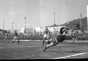 BRESCIA CALCIO 2 SPAL 2 Campionato 1949/50 serie B NEGATIVO ORIGINALE 3 18 ottobre 1949Negativo originale in bianco e nero su pellicola.  E' SEVERAMENTE VIETATA LA RIPRODUZIONE.TUTTI I DIRITTI SONO RISERVATI.ICharta mette in vendita, sul negozio eBay e in esclusiva sul sito "icharta" il proprio archivio composto da numerose diapositive e negativi fotografici d'epoca, tutti originali e autentici.Si tratta di uno sguardo inedito sull'attualità, la politica, la vita quotidiana, il gossip e la cultura, che fotografa il cambiamento della nazione (e non solo) tra il 1890 ed il 1990 circa. Un'occasione unica per il mercato del collezionismo, che vede finalmente disponibile un archivio eccezionale per vastità, tematiche e condizioni, in un settore (il negativo fotografico e la diapositiva) di assoluta novità e dalle interessanti prospettive di investimento. CONDIZIONI:FAIR/discretoFORMATO: cm 6 x 4,5 originale e autentica 1