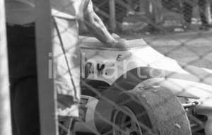 1971 MONZA F1 BRM di Peter GETHIN dopo la vittoria (1) NEGATIVO ORIGINALE Negativo originale in bianco e nero su pellicola.  E' SEVERAMENTE VIETATA LA RIPRODUZIONE.TUTTI I DIRITTI SONO RISERVATI.ICharta mette in vendita, sul negozio eBay e in esclusiva sul sito "icharta" il proprio archivio composto da numerose diapositive e negativi fotografici d'epoca, tutti originali e autentici.Si tratta di uno sguardo inedito sull'attualità, la politica, la vita quotidiana, il gossip e la cultura, che fotografa il cambiamento della nazione (e non solo) tra il 1890 ed il 1990 circa. Un'occasione unica per il mercato del collezionismo, che vede finalmente disponibile un archivio eccezionale per vastità, tematiche e condizioni, in un settore (il negativo fotografico e la diapositiva) di assoluta novità e dalle interessanti prospettive di investimento. CONDIZIONI:FAIR/discretoFORMATO: cm 3,5 x 3,5 originale e autentica 1