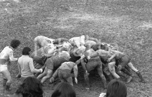 1972 ITALIA RUGBY Squadre non identificate 2 NEGATIVO ORIGINALE Negativo originale in bianco e nero su pellicola.  E' SEVERAMENTE VIETATA LA RIPRODUZIONE.TUTTI I DIRITTI SONO RISERVATI.ICharta mette in vendita, sul negozio eBay e in esclusiva sul sito "icharta" il proprio archivio composto da numerose diapositive e negativi fotografici d'epoca, tutti originali e autentici.Si tratta di uno sguardo inedito sull'attualità, la politica, la vita quotidiana, il gossip e la cultura, che fotografa il cambiamento della nazione (e non solo) tra il 1890 ed il 1990 circa. Un'occasione unica per il mercato del collezionismo, che vede finalmente disponibile un archivio eccezionale per vastità, tematiche e condizioni, in un settore (il negativo fotografico e la diapositiva) di assoluta novità e dalle interessanti prospettive di investimento. CONDIZIONI:FAIR/discretoFORMATO: mm 35 originale e autentica 1