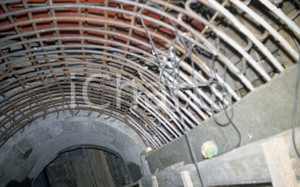 1970 TORINO Lavori per sottopassaggio piazza Caio Mario NEGATIVO ORIGINALE 3 Negativo originale a colori su pellicola.  E' SEVERAMENTE VIETATA LA RIPRODUZIONE.TUTTI I DIRITTI SONO RISERVATI.ICharta mette in vendita, sul negozio eBay e in esclusiva sul sito "icharta" il proprio archivio composto da numerose diapositive e negativi fotografici d'epoca, tutti originali e autentici.Si tratta di uno sguardo inedito sull'attualità, la politica, la vita quotidiana, il gossip e la cultura, che fotografa il cambiamento della nazione (e non solo) tra il 1890 ed il 1990 circa. Un'occasione unica per il mercato del collezionismo, che vede finalmente disponibile un archivio eccezionale per vastità, tematiche e condizioni, in un settore (il negativo fotografico e la diapositiva) di assoluta novità e dalle interessanti prospettive di investimento. CONDIZIONI:FAIR/discretoFORMATO: 35mm originale e autentica 1