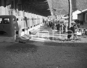 1947 GARDONE VALTROMPIA Sciopero per la chiusura della OM (8) NEGATIVO ORIGINALE Nel negativo compaiono le cabine degli autocarri.Negativo originale artistico in bianco e nero, su pellicola, in formato cm 6 x 4,5 CONDIZIONI: FAIR ICharta mette in vendita, sul negozio eBay e in esclusiva sul sito "icharta" il proprio archivio composto da numerose diapositive e negativi fotografici d'epoca, tutti originali e autentici, che attraversano la storia del costume italiano tra gli la fine degli anni Sessanta e Novanta.Si tratta di uno sguardo inedito sull'attualità, la politica, la vita quotidiana, il gossip e la cultura, che fotografa il cambiamento della nazione in quest'ultimo scorcio del XX secolo. Un'occasione unica per il mercato del collezionismo, che vede finalmente disponibile un archivio eccezionale per vastità, tematiche e condizioni, in un settore (il negativo fotografico e la diapositiva) di assoluta novità e dalle interessanti prospettive di investimento. CONDIZIONI:FAIR/discreto originale e autentica 1