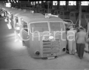 1947 GARDONE VALTROMPIA Sciopero per la chiusura della OM  NEGATIVO ORIGINALE_ Nel negativo la catena di montaggio delle cabine degli autocarri.Negativo originale artistico in bianco e nero, su pellicola, in formato cm 6 x 4,5 CONDIZIONI: FAIR ICharta mette in vendita, sul negozio eBay e in esclusiva sul sito "icharta" il proprio archivio composto da numerose diapositive e negativi fotografici d'epoca, tutti originali e autentici, che attraversano la storia del costume italiano tra gli la fine degli anni Sessanta e Novanta.Si tratta di uno sguardo inedito sull'attualità, la politica, la vita quotidiana, il gossip e la cultura, che fotografa il cambiamento della nazione in quest'ultimo scorcio del XX secolo. Un'occasione unica per il mercato del collezionismo, che vede finalmente disponibile un archivio eccezionale per vastità, tematiche e condizioni, in un settore (il negativo fotografico e la diapositiva) di assoluta novità e dalle interessanti prospettive di investimento. CONDIZIONI:FAIR/discreto Sfocato all'origine originale e autentica 1