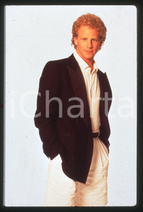 35mm vintage slide*1990 ca BEVERLY HILLS 90210 Ian ZIERING Ritratto dell'attore  Diapositiva d'epoca, in formato 35 mm. CONDIZIONI: GOODE' severamente vietata la riproduzione. Tutti i diritti sono riservati. ICharta mette in vendita, sul negozio eBay e in esclusiva sul sito "icharta" il proprio archivio composto da numerose diapositive e negativi fotografici d'epoca, tutti originali e autentici, che attraversano la storia del costume italiano tra gli la fine degli anni Sessanta e Novanta.Si tratta di uno sguardo inedito sull'attualit&agrave;, la politica, la vita quotidiana, il gossip e la cultura, che fotografa il cambiamento della nazione in quest'ultimo scorcio del XX secolo. Un'occasione unica per il mercato del collezionismo, che vede finalmente disponibile un archivio eccezionale per vastit&agrave;, tematiche e condizioni, in un settore (il negativo fotografico e la diapositiva) di assoluta novit&agrave; e dalle interessanti prospettive di investimento.     originale e autentica 1