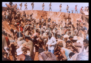 35mm vintage slide*1998 LA CASA BRUCIATA Giulio SCARPATI Scena della fiction 2  Diapositiva d'epoca, in formato 35 mm.  CONDIZIONI: GOODE' severamente vietata la riproduzione. Tutti i diritti sono riservati. ICharta mette in vendita, sul negozio eBay e in esclusiva sul sito "icharta" il proprio archivio composto da numerose diapositive e negativi fotografici d'epoca, tutti originali e autentici, che attraversano la storia del costume italiano tra gli la fine degli anni Sessanta e Novanta.Si tratta di uno sguardo inedito sull'attualit&agrave;, la politica, la vita quotidiana, il gossip e la cultura, che fotografa il cambiamento della nazione in quest'ultimo scorcio del XX secolo. Un'occasione unica per il mercato del collezionismo, che vede finalmente disponibile un archivio eccezionale per vastit&agrave;, tematiche e condizioni, in un settore (il negativo fotografico e la diapositiva) di assoluta novit&agrave; e dalle interessanti prospettive di investimento.     originale e autentica 1