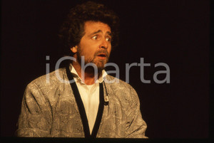 35mm vintage slide* 1988 FESTIVAL DI SANREMO Beppe GRILLO in scena (25)  Diapositiva d'epoca, in formato 35 mm. CONDIZIONI: GOODTutti i diritti riservati.E' severamente vietata la riproduzione. ICharta mette in vendita, sul negozio eBay e in esclusiva sul sito "icharta" il proprio archivio composto da numerose diapositive e negativi fotografici d'epoca, tutti originali e autentici, che attraversano la storia del costume italiano tra gli la fine degli anni Sessanta e Novanta.Si tratta di uno sguardo inedito sull'attualit&agrave;, la politica, la vita quotidiana, il gossip e la cultura, che fotografa il cambiamento della nazione in quest'ultimo scorcio del XX secolo. Un'occasione unica per il mercato del collezionismo, che vede finalmente disponibile un archivio eccezionale per vastit&agrave;, tematiche e condizioni, in un settore (il negativo fotografico e la diapositiva) di assoluta novit&agrave; e dalle interessanti prospettive di investimento.     originale e autentica 1
