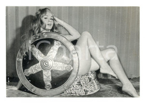 Oggetto da collezione cartaceo 1960 ca EROTICA VINTAGE Liana ORFEI Nuda con scudo vichingo  Foto seriale NAT 1