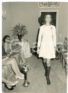 Fotografia d epoca originale 1970 ca ROMA Sfilata di MODA Modella con stivali e vestito bianco  Foto 20x27 1