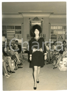 Fotografia d epoca originale 1970 ca ROMA Sfilata di MODA Modella con cappello in pelliccia  Foto 20x27 1