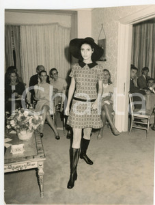 Fotografia d epoca originale 1970 ca ROMA Sfilata di MODA Modella con vestito a quadri  Foto 20x26 cm 1