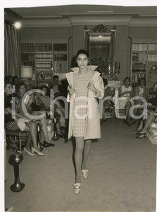 Fotografia d epoca originale 1970 ca ROMA Sfilata di MODA Modella con cappotto  Foto 20x26 cm 1