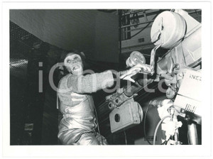 Fotografia d epoca originale 1985 RAI DUE Il tastomatto  La scimmia LOLA regista  Foto 24x18 cm 1 1