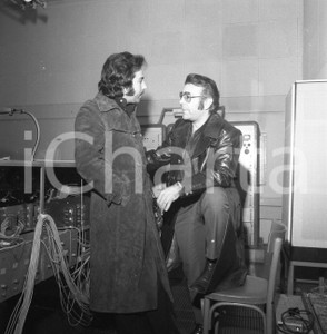 1970 ca MILANO Augusto MARTELLI con Jimmy NEBB *NEGATIVO ORIGINALE 10 Negativo originale in bianco e nero su pellicola.  E' SEVERAMENTE VIETATA LA RIPRODUZIONE.TUTTI I DIRITTI SONO RISERVATI.ICharta mette in vendita, sul negozio eBay e in esclusiva sul sito "icharta" il proprio archivio composto da numerose diapositive e negativi fotografici d'epoca, tutti originali e autentici.Si tratta di uno sguardo inedito sull'attualità, la politica, la vita quotidiana, il gossip e la cultura, che fotografa il cambiamento della nazione (e non solo) tra il 1890 ed il 1990 circa. Un'occasione unica per il mercato del collezionismo, che vede finalmente disponibile un archivio eccezionale per vastità, tematiche e condizioni, in un settore (il negativo fotografico e la diapositiva) di assoluta novità e dalle interessanti prospettive di investimento. CONDIZIONI:FAIR/discretoFORMATO: cm 6 x 6 originale e autentica 1