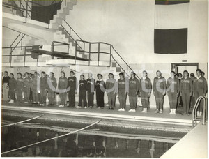 1953 GENOVA NUOTO Italia vs Spagna - Presentazione della squadra spagnola *Foto  Fotografia d'epoca con didascalia coeva al verso.   CONDIZIONI: FAIR (lievi piegature; leggera sovraimpressione della didascalia; minima ondulatura al margine superiore; piccole macchie) FORMATO: 24x18 cm      originale e autentica 1