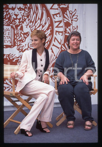 35mm vintage slide*1993 VENEZIA - CINEMA Jennifer JASON LEIGH e Kathy BATES 2  Diapositiva d'epoca, in formato 35 mm.                                                                       CONDIZIONI: GOODE' severamente vietata la riproduzione. Tutti i diritti sono riservati. ICharta mette in vendita, sul negozio eBay e in esclusiva sul sito "icharta" il proprio archivio composto da numerose diapositive e negativi fotografici d'epoca, tutti originali e autentici, che attraversano la storia del costume italiano tra gli la fine degli anni Sessanta e Novanta.Si tratta di uno sguardo inedito sull'attualit&agrave;, la politica, la vita quotidiana, il gossip e la cultura, che fotografa il cambiamento della nazione in quest'ultimo scorcio del XX secolo. Un'occasione unica per il mercato del collezionismo, che vede finalmente disponibile un archivio eccezionale per vastit&agrave;, tematiche e condizioni, in un settore (il negativo fotografico e la diapositiva) di assoluta novit&agrave; e dalle interessanti prospettive di investimento.     originale e autentica 1